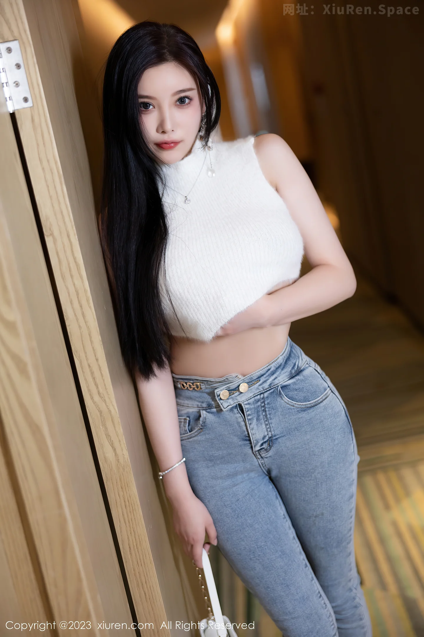 图片[6]-[XiuRen秀人网] 2023.03.07 VOL.6377 杨晨晨Yome 白色裸背上衣加紧身牛仔裤性感私房写真集-秀人网官方网站